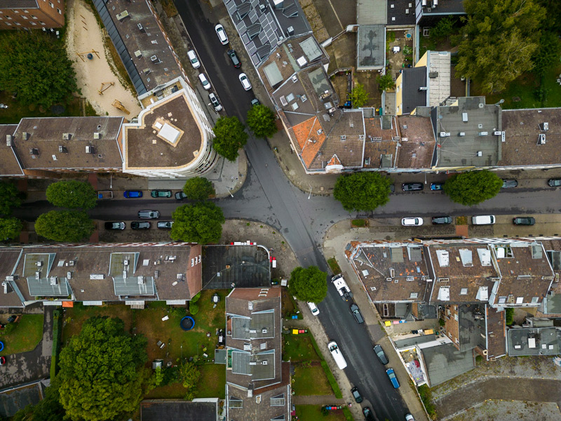 Luftaufnahme einer Straßenkreuzung.