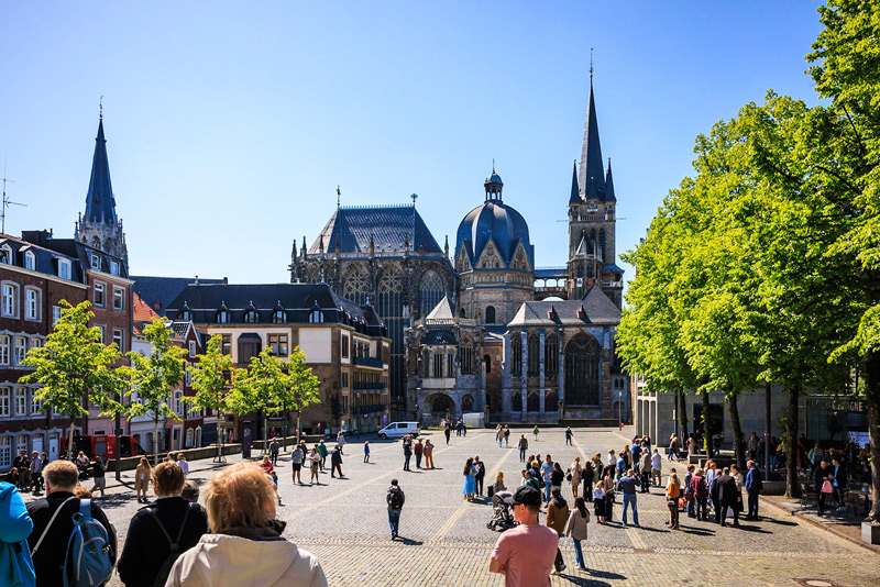 Ansicht den Aachener Doms vom Aachner Rathaus aus, Sommer mit Menschen auf dem Katschof.