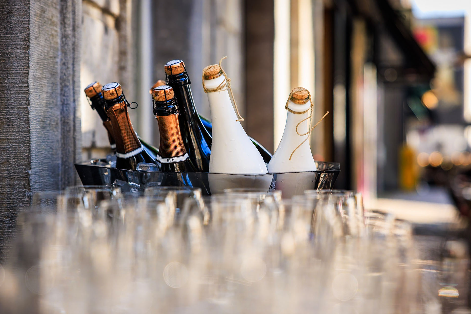Nahaufnahme von Champagner in einem Kühler.