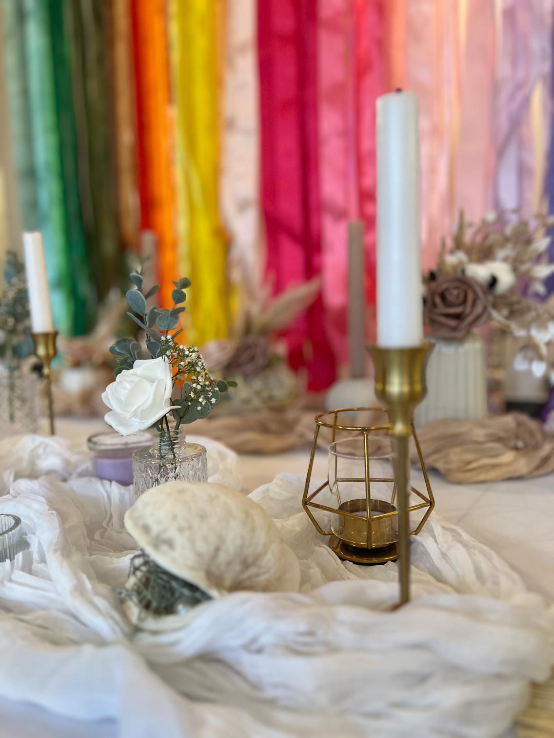 LieBella Dekoverleih – Tischdekoration Tischdekoration mit goldenen Kerzenhaltern und Blumen von LieBella Dekoverleih Aachen