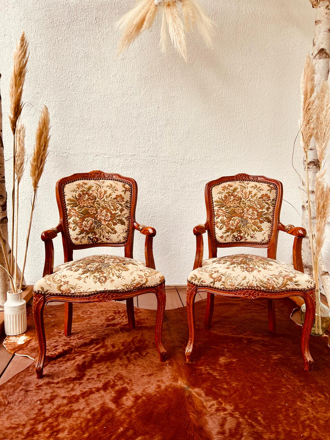 LieBella Dekoverleih – Vintage-Sessel Vintage-Sessel mit floralem Bezug aus dem Dekoverleih von LieBella Aachen.