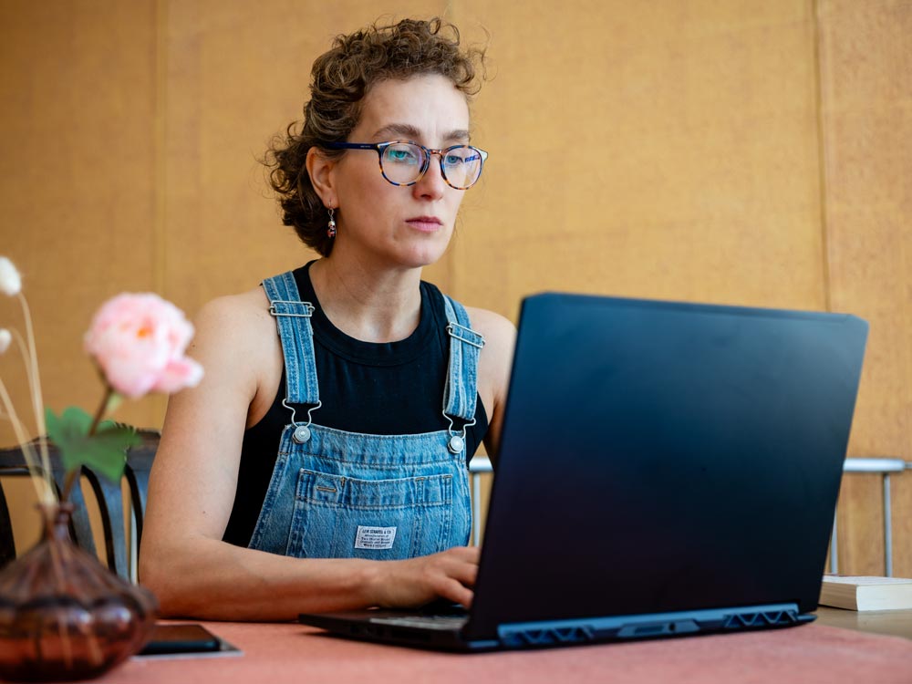 Maria Prozenko arbeitet konzentriert am Laptop.